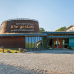 Nationalparkzentrum Königsstuhl, Eingangsgebäude mit einer der berühmtesten Sehenswürdigkeiten der Insel Rügen, dem Kreidefelsen Königsstuhl.