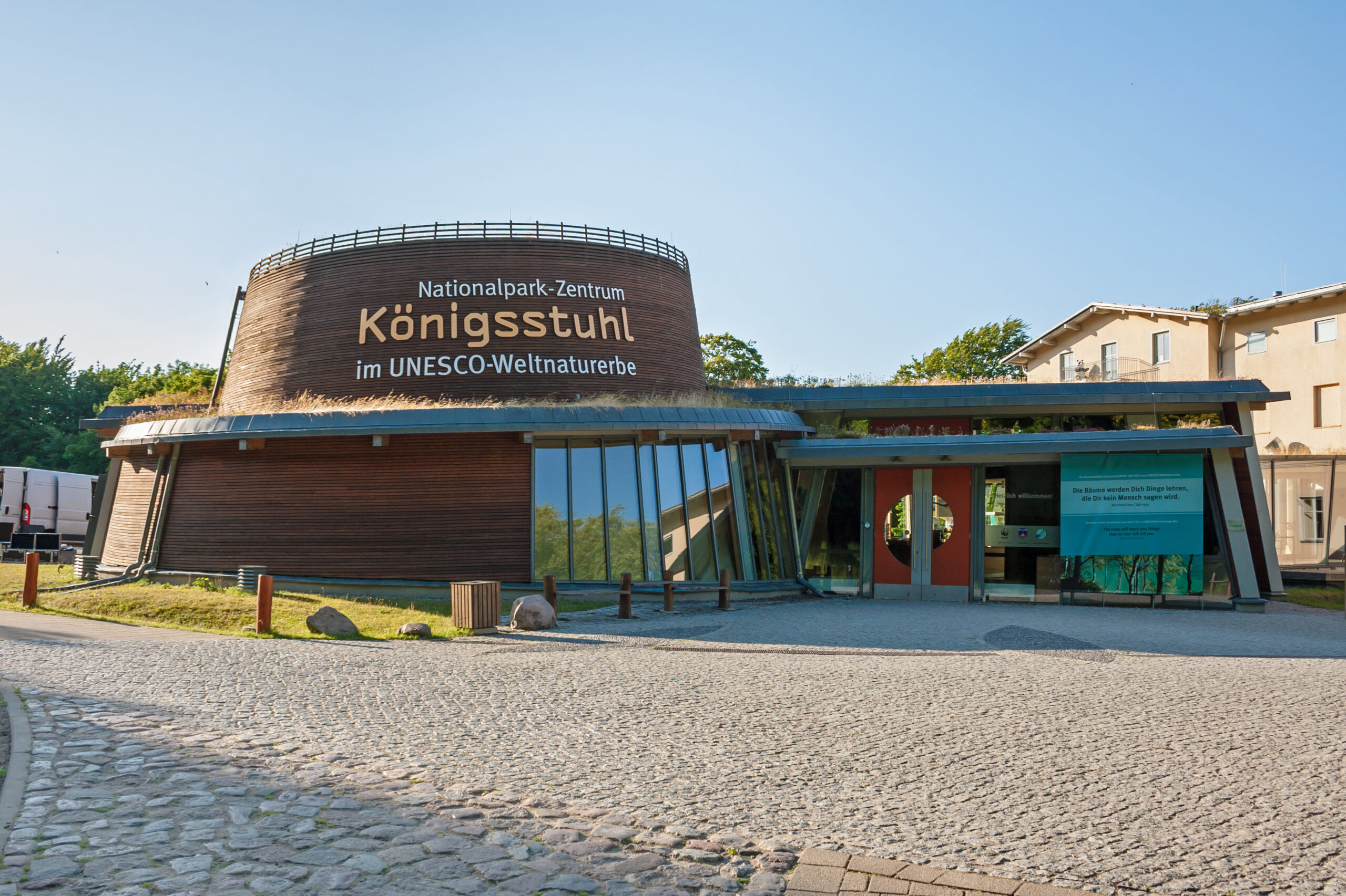 Nationalparkzentrum Königsstuhl, Eingangsgebäude mit einer der berühmtesten Sehenswürdigkeiten der Insel Rügen, dem Kreidefelsen Königsstuhl.