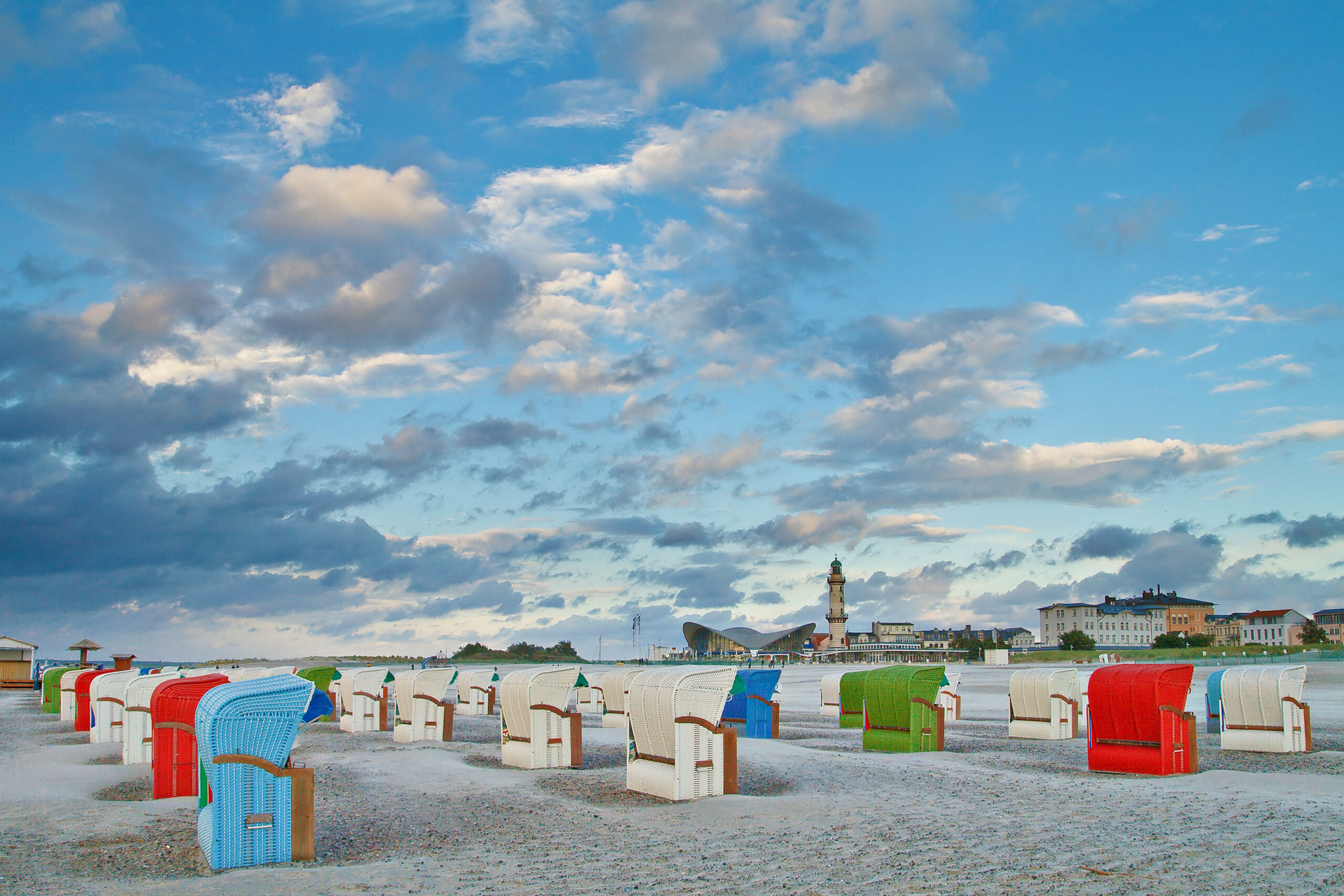 Strandkörbe am Strand von Warnemünde - Warnemünder Teepott und Leuchtturm im Hintergrund
