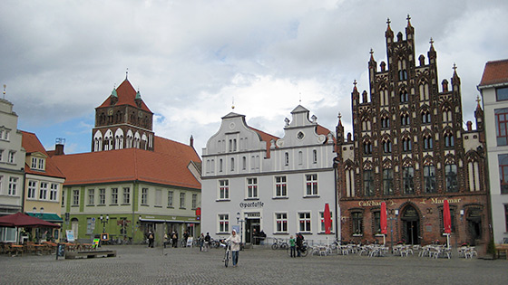 Marktplatz von Greifswald mit St.-Marien-Kirche