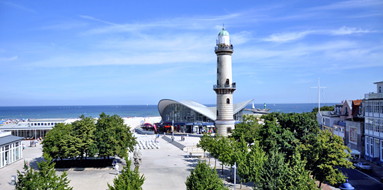 Teepott Warnemnde mit Leuchtturm